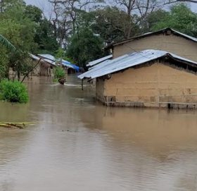 कर्णालीमा बनेका तटबन्ध भत्किँदा बस्ती जोखिममा