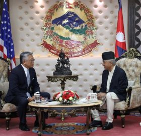 प्रधानमन्त्री देउवा-अमेरिकी सहायक विदेशमन्त्री लु भेटवार्ता